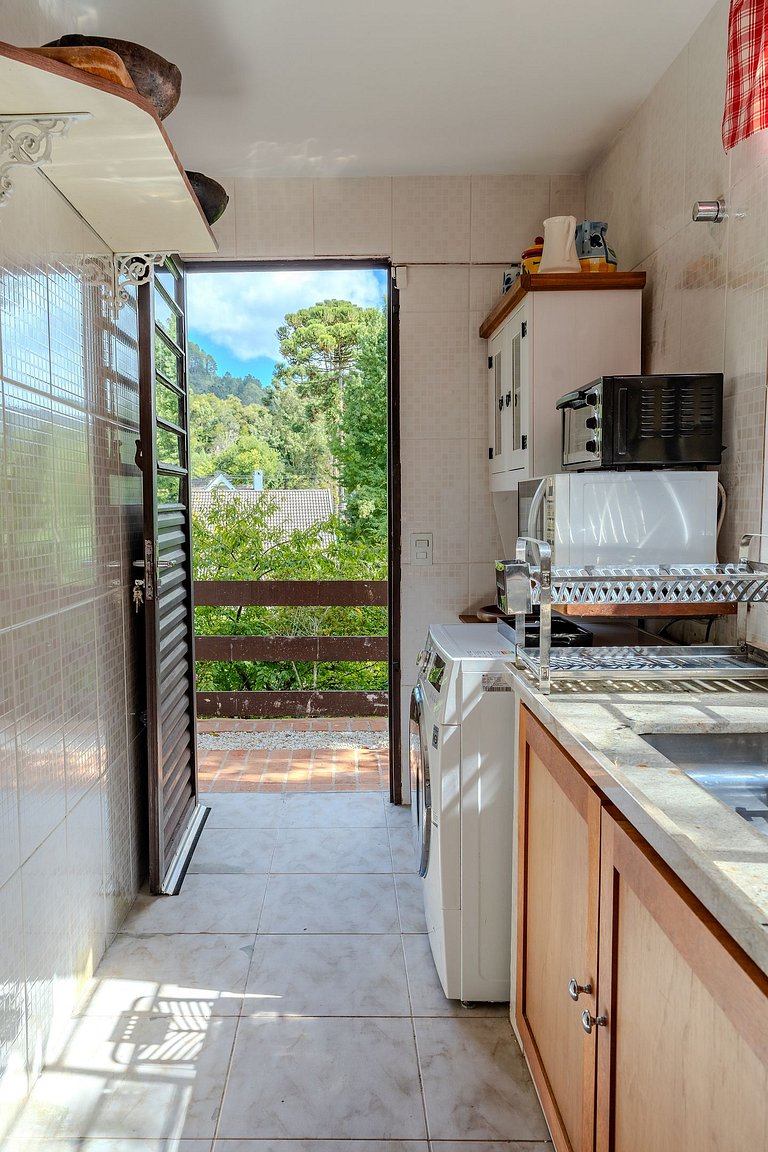 Chalé com amplo gramado, 3 Q. 5m parque Capivari