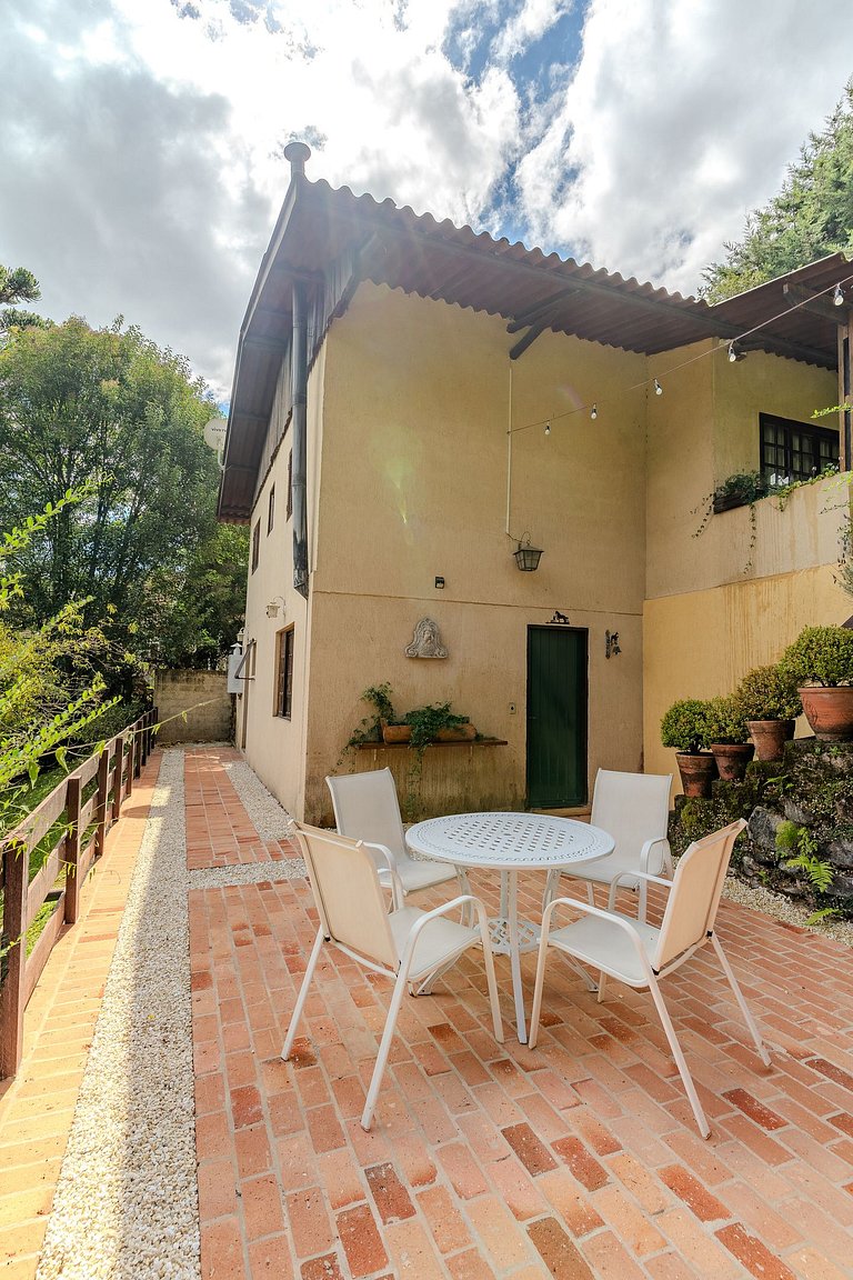Chalé com amplo gramado, 3 Q. 5m parque Capivari
