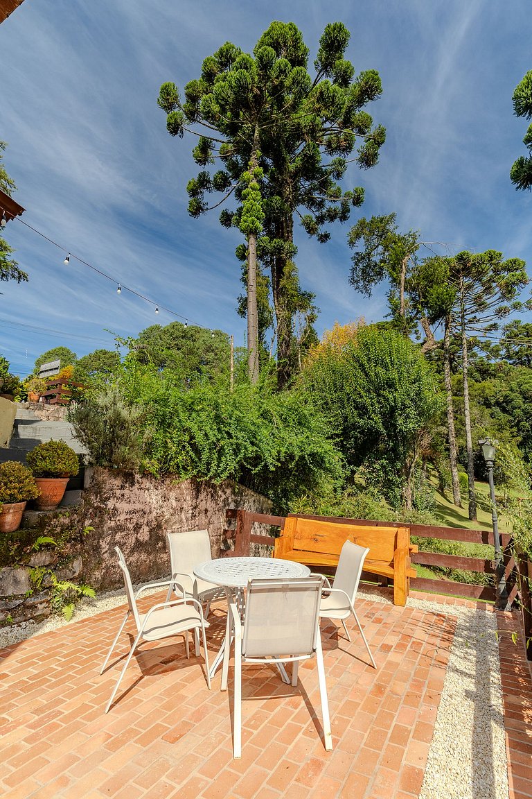 Chalé com amplo gramado, 3 Q. 5m parque Capivari
