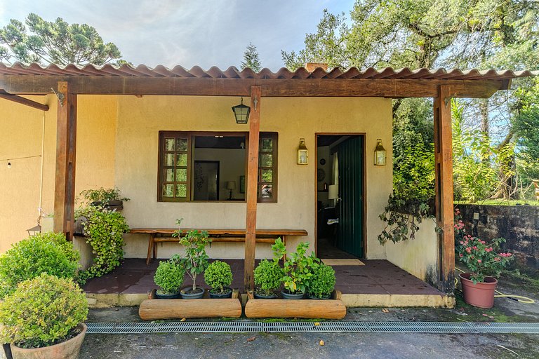 Chalé com amplo gramado, 3 Q. 5m parque Capivari