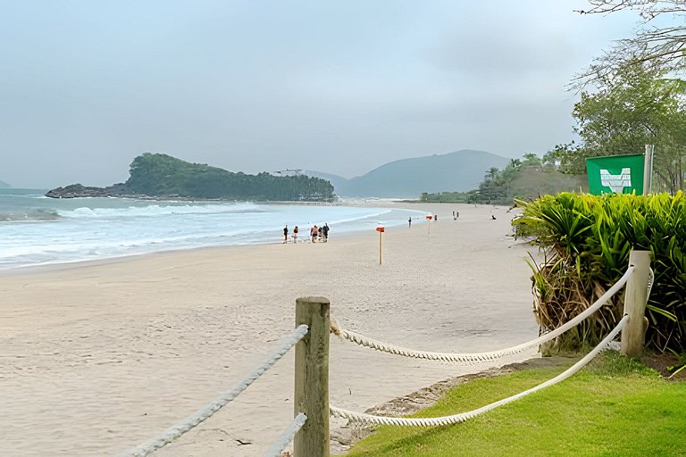 Exclusividade e conforto pé na areia em Camburi