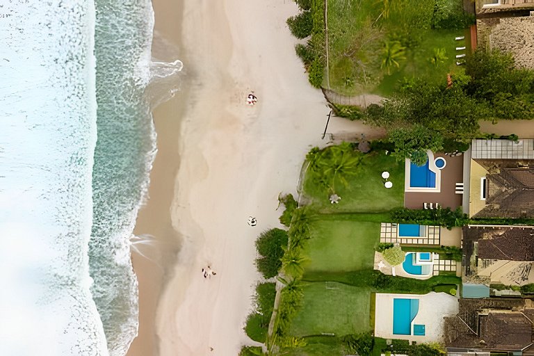 Exclusividade e conforto pé na areia em Camburi