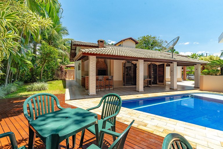 Casa com piscina 500m da praia