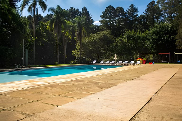 Piscina aquecida - cond. seguro com muito verde