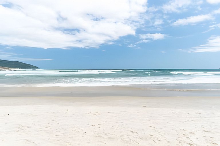 Pé na areia, 4 suítes, canto nobre Camburi.