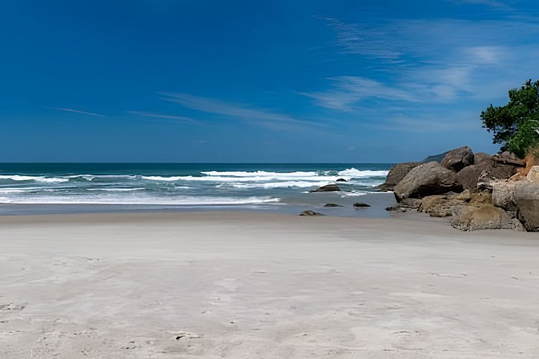 Pé na areia, 4 suítes, canto nobre Camburi.