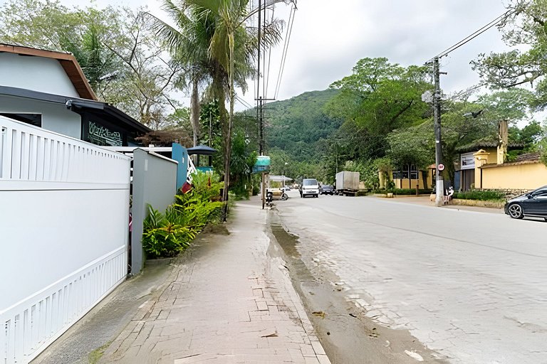 Condomínio com piscina - 80m da praia
