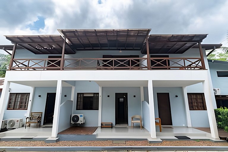 Condomínio com piscina - 80m da praia