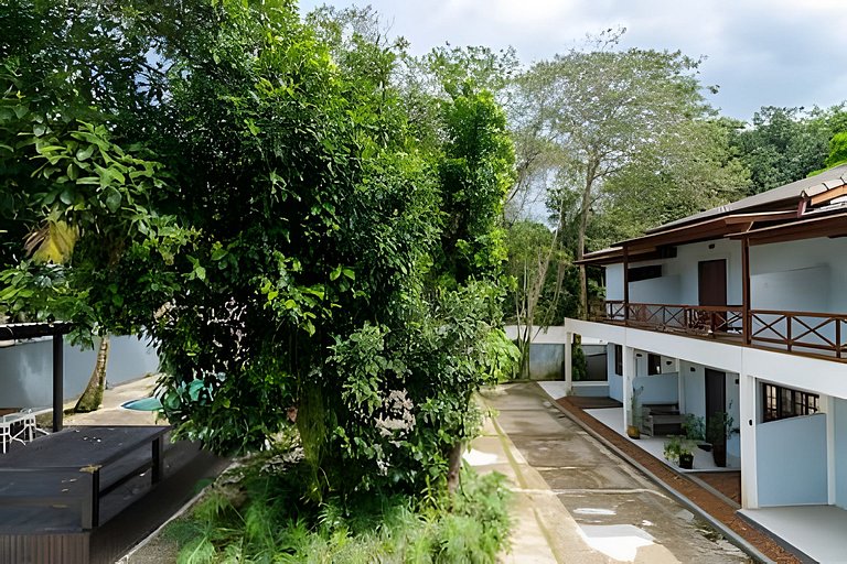 Condomínio com piscina - 80m da praia