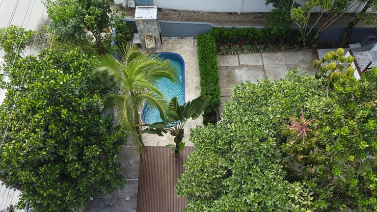 Condomínio com piscina - 80m da praia