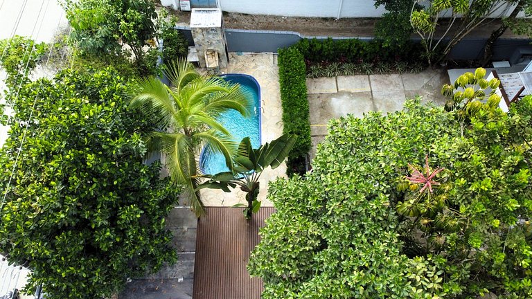 Condomínio com piscina - 80m da praia