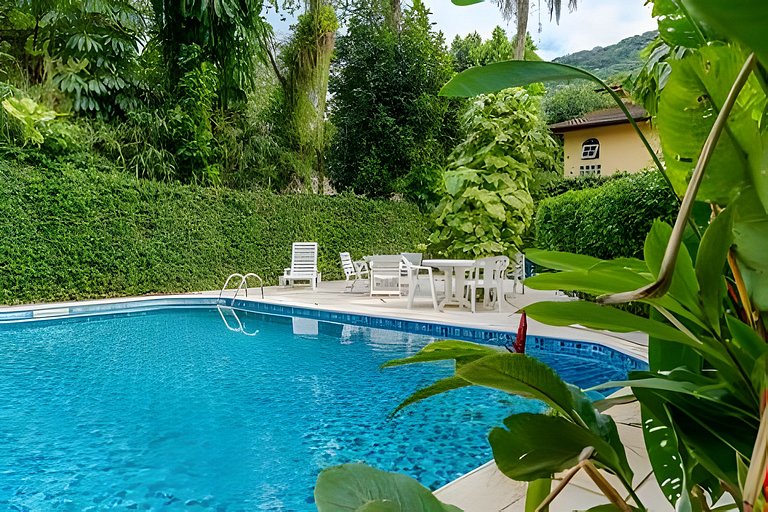 Casa em cond. 150m da praia