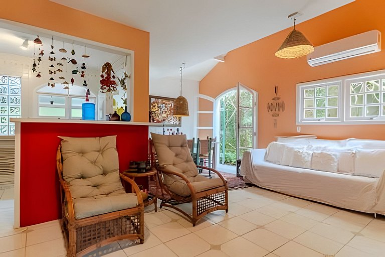 Casa em cond. 150m da praia