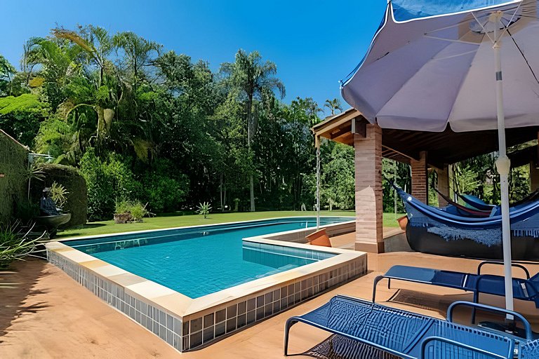 Casa com piscina 500m da praia