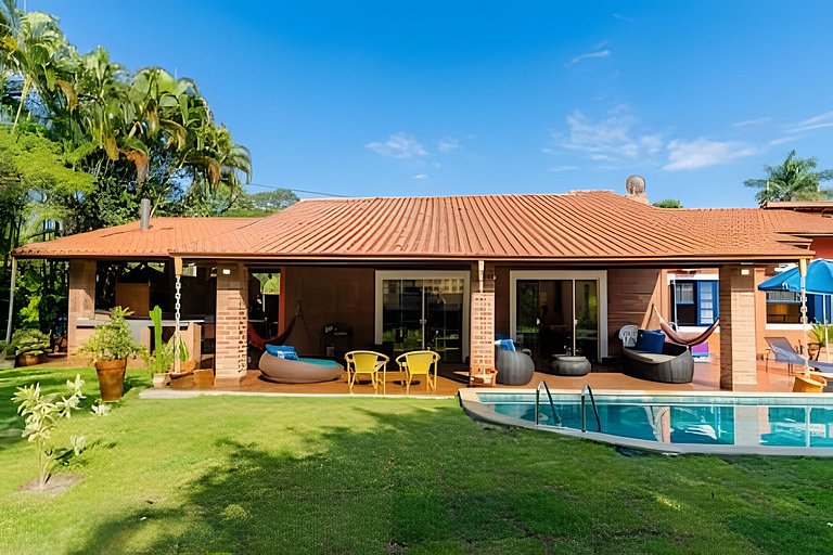 Casa com piscina 500m da praia