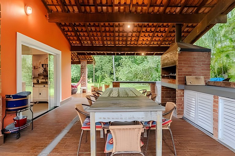 Casa com piscina 500m da praia