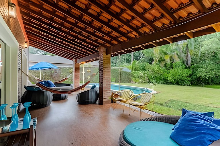 Casa com piscina 500m da praia