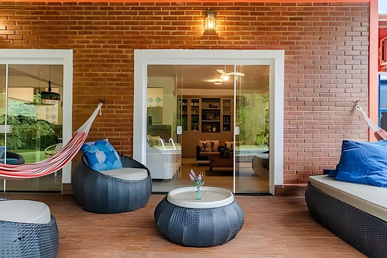 Casa com piscina 500m da praia